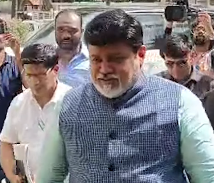 Nashik: भाजपचे बंडखोर उमेदवार प्रसाद हिरे यांना सोबत घेऊन मंत्री दादा भुसे हे गिरीश महाजन यांच्या निवासस्थानी दाखल झाले.