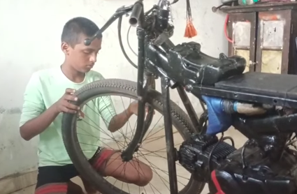 KOLHAPUR | कोल्हापुरात विद्यार्थ्याने भंगारातील साहित्य पासून बनवली अजब दुचाकी
