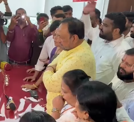 NAVI MUMBAI : नवी मुंबईत आरोग्य सेवा शुभारंभ कार्यक्रमावरून वाद; निमंत्रण पत्रिकेत एकनाथ शिंदे यांचे नाव नसल्याने शिवसैनिक आक्रमक