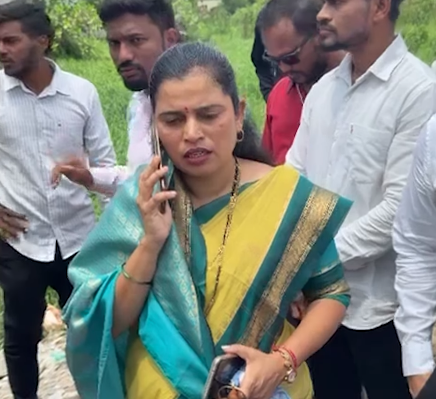 KALYAN : पाहणी दौऱ्यात वॉर्ड अधिकारी गैरहजर; महापौर हर्षाली थविल यांचा संताप, अधिकाऱ्याला फोनवर सुनावले
