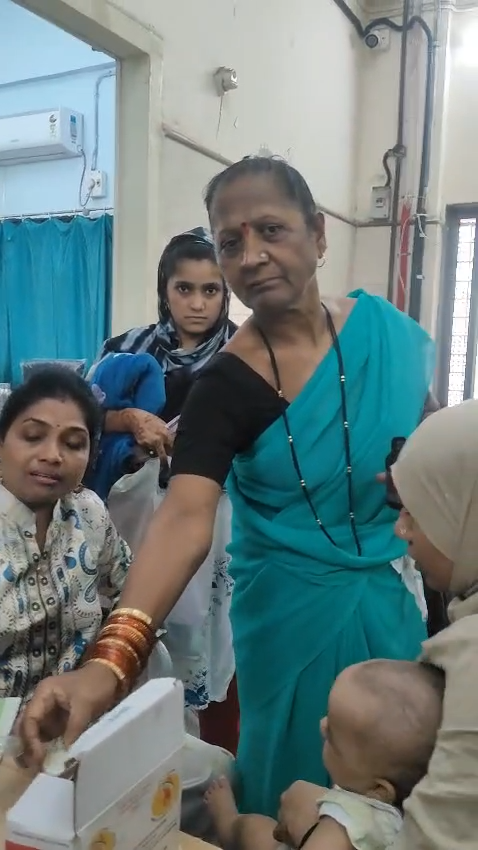 कुर्ला, कुरेश नगर, गॅलेक्सी अपार्टमेंटच्या समोर.