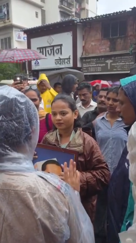 वंचित बहुजन महिला आघाडीच्या मुंबई प्रदेशाध्यक्ष स्नेहल सोहनी आणि कार्यकर्त्यांची पोलिसांकडून अडवणूक.