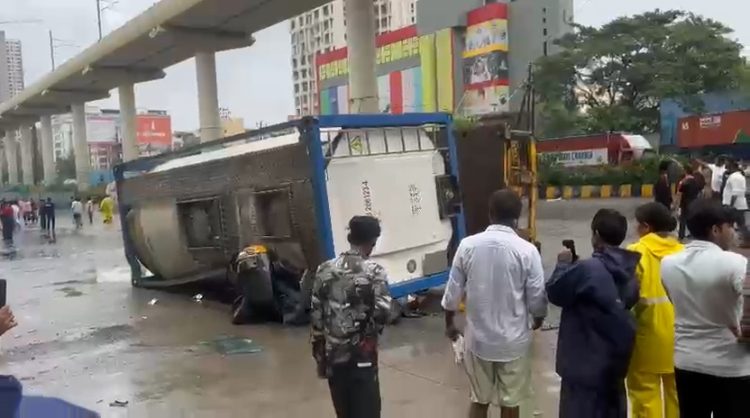 THANE : ठाण्यात गॅस कंटेनर पलटी होऊन भीषण अपघात; रिक्षाचालकासह एकाचा मृत्यू, एक गंभीर जखमी