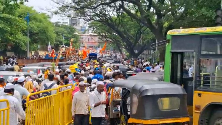 PUNE | वाहतूक पोलिसांचं नियोजन कोलमडलं? संचिती चौकात वारकरी-वाहनांचा सामना!