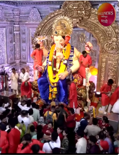 मुंबई, महाराष्ट्र लालबागच्या राजाचे आशीर्वाद घेण्यासाठी भाविकांची मोठी गर्दी; दृश्ये