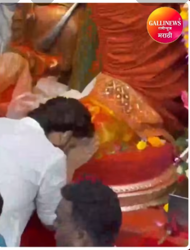 मुंबई, महाराष्ट्र अभिनेता रणवीर सिंगने मुंबईतील लालबागच्या राजाचे दर्शन घेत आशीर्वाद घेतले; दृश्ये