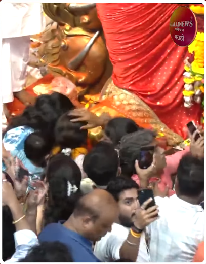 लालबागच्या राजाच्या चरणी संजय निरुपम-भरतशेठ!