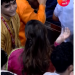 अभिनेत्री परिणीती चोप्रा लालबागच्या राजाला प्रार्थना करण्यासाठी भेट देते.